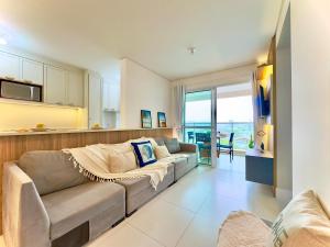 Apartamento em condomínio HOME CLUB, cozinha completa, PISCINA e JACUZZI aquecida, SAUNA, ACADEMIA, quadra de esportes playground infantil, salão de jogos a 40m da PRAIA e 15min do Beto Carreiro