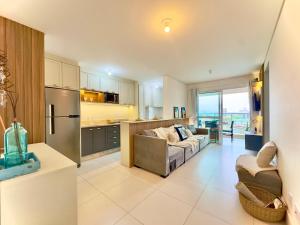 Apartamento em condomínio HOME CLUB, cozinha completa, PISCINA e JACUZZI aquecida, SAUNA, ACADEMIA, quadra de esportes playground infantil, salão de jogos a 40m da PRAIA e 15min do Beto Carreiro