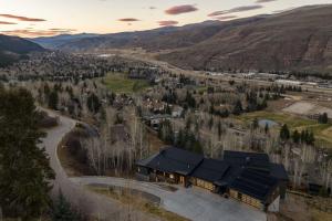 Whiskey Hill Luxury Retreat with Resort Amenities