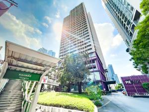 BTS Thong Lol Large 52 sqm l Pool and Gym l Sontana