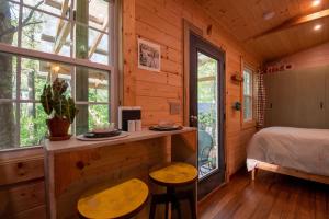 The Peach Perch - Ridgetop Tiny Home, and 20 Minutes to Asheville!