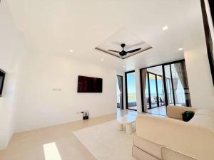 Luxurious 3-Storey Private Rooftop Pool-Brand New