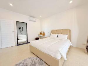 Luxurious 3-Storey Private Rooftop Pool-Brand New