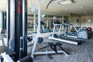 CBD 3Brm Apt with Pool, Gym and CBD Skyline Views