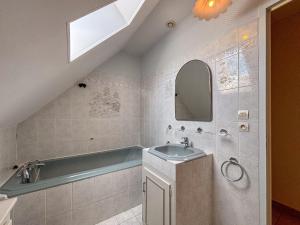 Maison de Charme avec Piscine Chauffée et Tennis à Proximité du Zoo de Beauval - FR-1-591-26