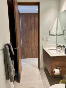 Luxury condo with Rooftop Pool & Ocean views