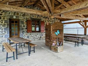 Gîte familial près de La Chaise-Dieu avec jardin, terrasse, jeux pour enfants et équipements bébé - FR-1-582-287