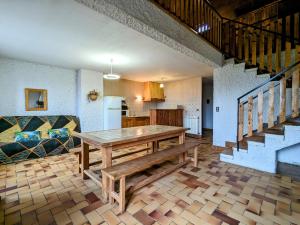 Gîte familial près de La Chaise-Dieu avec jardin, terrasse, jeux pour enfants et équipements bébé - FR-1-582-287