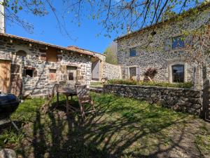 Élégante maison de maître XVIIIe, jardin clos 500m², nature, proche Puy-en-Velay, 11 pers., cosy & confort - FR-1-582-315