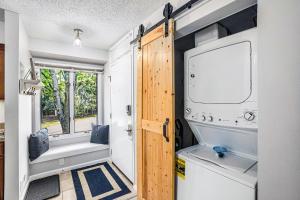 Stylish The Shores Condo Private Beach wViews 5716