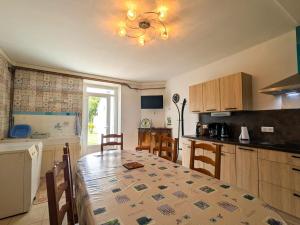 Maison de Charme en Berry avec Jardin et Wifi, Proche Vignobles - FR-1-591-231