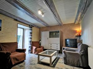 Maison de bourg restaurée avec cour privative au coeur dun village paisible, proche gorges de lAllier et sites historiques - FR-1-582-220