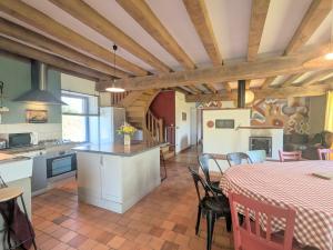 Deux maisons berrichonnes avec jardin privatif et cour partagée, idéale pour les groupes - FR-1-591-617