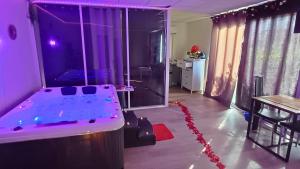 CocoonSPA LoveRoom Jacuzzi