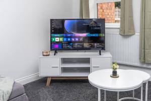 Spruce House - Central Telford with Parking - Sleeps 8