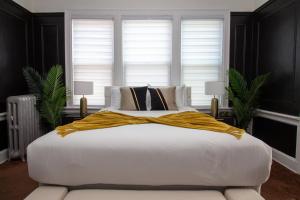 Cozy Theatre & Office Brooklyn Stay