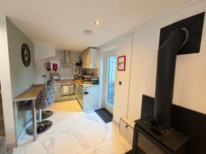 Cardiff Coach House with Hot Tub & Log Fire