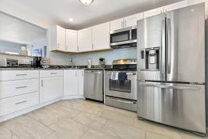 ᨒStylish 4BR | Movie Lounge | 10 min to Ft Carsonᨒ