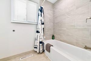 ᨒStylish 4BR | Movie Lounge | 10 min to Ft Carsonᨒ