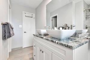 ᨒStylish 4BR | Movie Lounge | 10 min to Ft Carsonᨒ