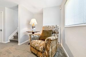 ᨒStylish 4BR | Movie Lounge | 10 min to Ft Carsonᨒ