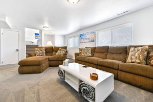 ᨒStylish 4BR | Movie Lounge | 10 min to Ft Carsonᨒ