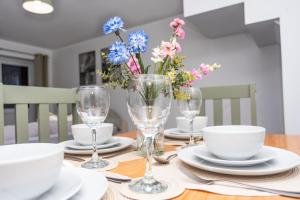Holly - Telford - With Parking - Sleeps 8
