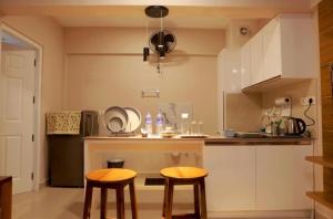 Lavender Airport suite