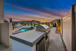 Lazy River Waterslide Gameroom Pool 7BR Sleeps 18