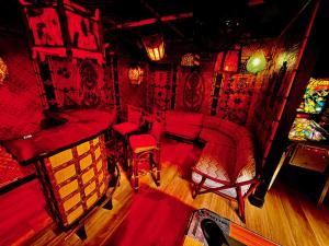 The Rose-Tiki BarGame close to Festivals, Tennis