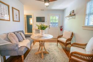 Pelican Hideaway - Charming Home & Entire Backyard