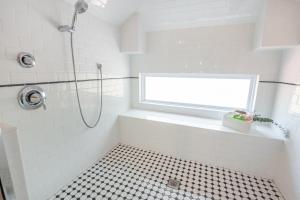 Pelican Hideaway - Charming Home & Entire Backyard