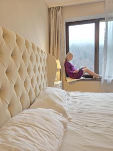 Spacious Mountain-View Apartment with Hot Tub and Free Parking 10 min to Old Town