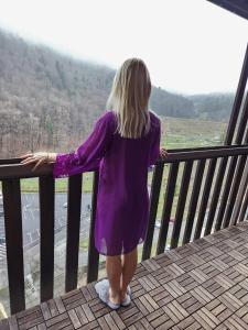 Spacious Mountain-View Apartment with Hot Tub and Free Parking 10 min to Old Town