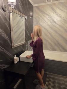 Spacious Mountain-View Apartment with Hot Tub and Free Parking 10 min to Old Town