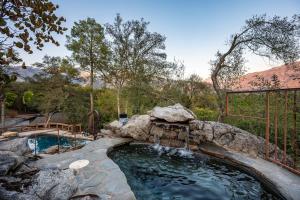 Prime Sequoia Stay Pool Hot Tub Sauna Views