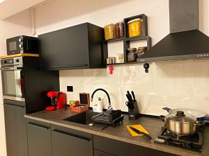 Beautiful Dining Area Full Kitchen Free Parking AC Bathtub