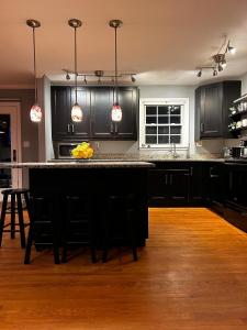 Spacious 4BR Retreat Yard, BBQ & Prime Location