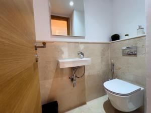 Luxury Marina Waterfront 1BR En-Suite Apartment with Pool Access