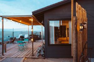 Romantic Desert Escape - Stargazing Dome, Hot Tub, Fire Pit, Hammocks, Cowboy Pool