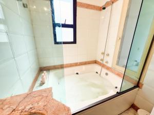 TOP 200m PRAIA de COPACABANA, 2 quartos, piscina,suíte com banheira, academia, shopping ao lado!