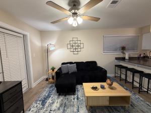 Stylish Stay Near AT&T and Six Flags Free Parking
