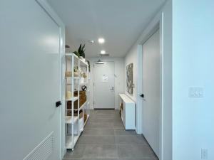 227-2212AM DOWNTOWN MIAMI STUDIO