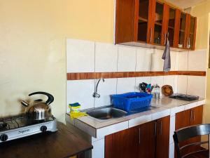 New colorful & artsy home, fam perfect, great wifi for working