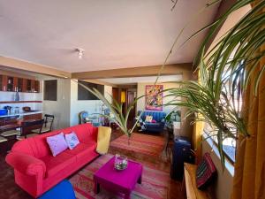 New colorful & artsy home, fam perfect, great wifi for working