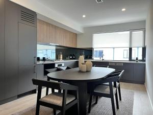 Stylish CBD Retreat with 3BR,3BA,Balcony,2 Parking
