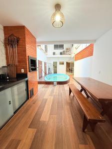 Tripex 250m do Mar com piscina, jacuzzi e muito mais