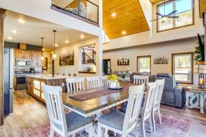 Hot Tub and Game Room! Luxury Blue River Retreat