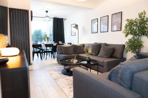 Lush 6BR House - Hot Tub - Private Driveway 2 Cars