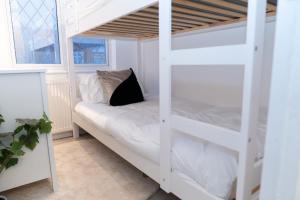 Lush 6BR House - Hot Tub - Private Driveway 2 Cars